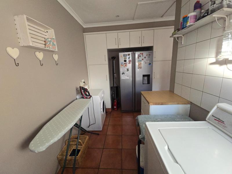 To Let 5 Bedroom Property for Rent in Goedehoop Western Cape